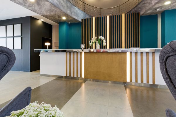 hotel-reception-desk2125D9D34-D645-C911-8583-95C3E7DEDDC4.jpg