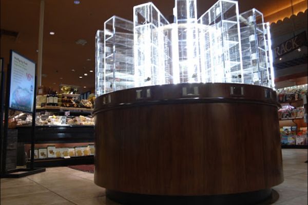acrylic-retail-grocery-store-display-fabrication-store-examples-gallery-0019833F4D3-E9F1-4564-B693-E5636A9F3A33.jpg